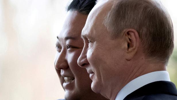 Putin und Kim Jong-un bei einem Treffen in wladiwostok