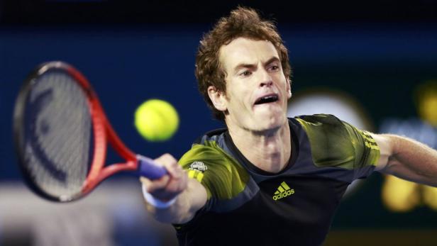 Andy Murray of Britain hits a return to Roger Federer of Switzerland during their men&#039;s singles semi-final match at the Australian Open tennis tournament in Melbourne, January 25, 2013. REUTERS/Tim Wimborne (AUSTRALIA - Tags: SPORT TENNIS)