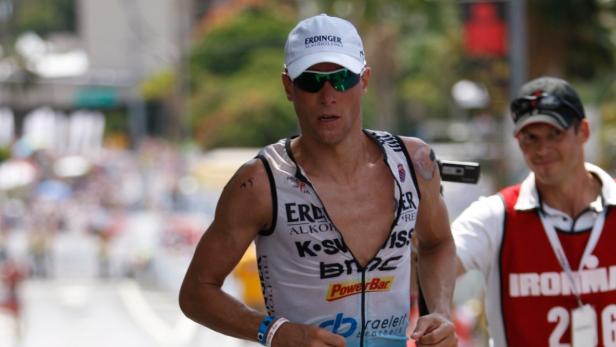 Ein Triathlet läuft während eines Ironman-Rennens.