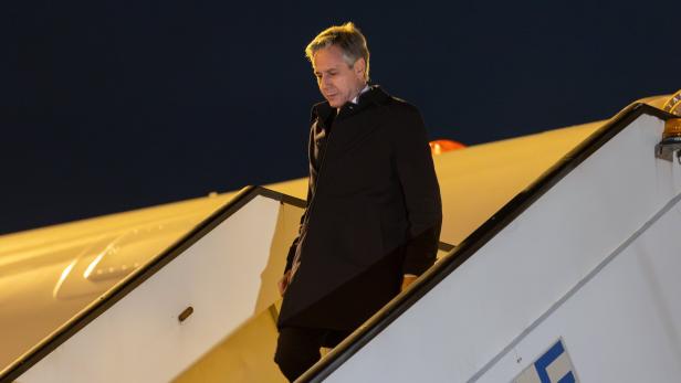 Antony Blinken steigt eine Flugzeugtreppe hinunter.