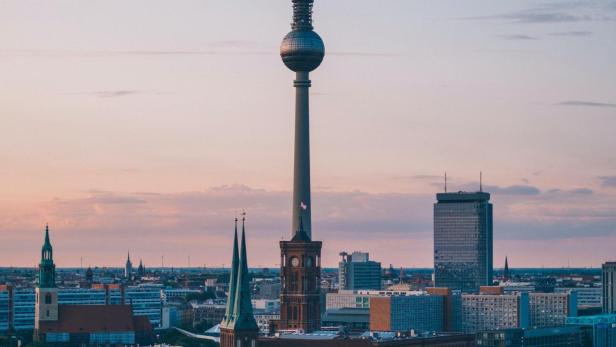 Der Berliner Fernsehturm und das Rathaus ragen über die Stadt Berlin hinaus.