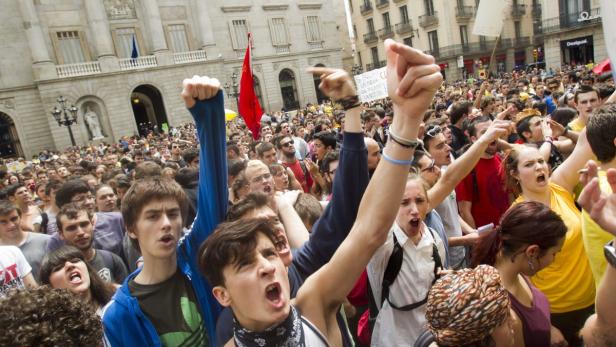 epa03693263 Several thousand people protest in Barcelona, northeastern Spain, 09 May 2013. Students, teachers and parents from all educative levels were called jointly to join a public education general strike against budget&#039;s cuts and against the education reform called &#039;Constitutional Law for the improvement of Education Quality&#039; planned by Spanish Minister Jose Ignacio Wert. EPA/ALEJANDRO GARCIA