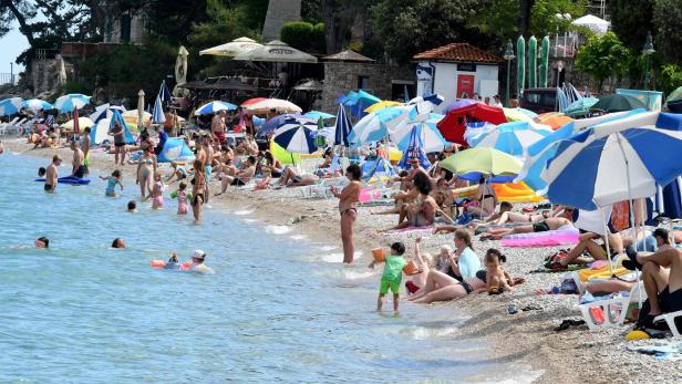Ein voller Strand im Küstenort Moscenicka Draga, nahe Rijeka