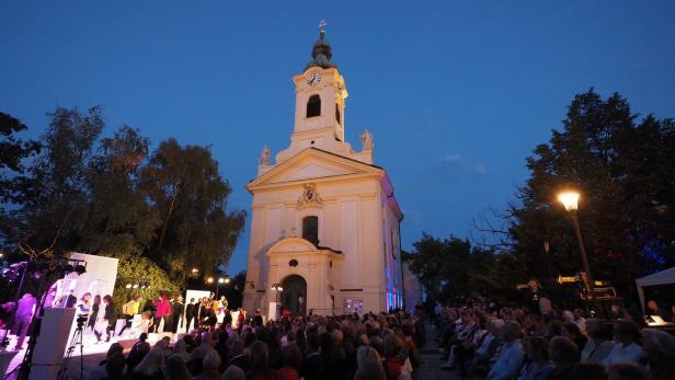 Der Platz vor der Rodauner Bergkirche wird zur Open-Air-Theaterbühne.