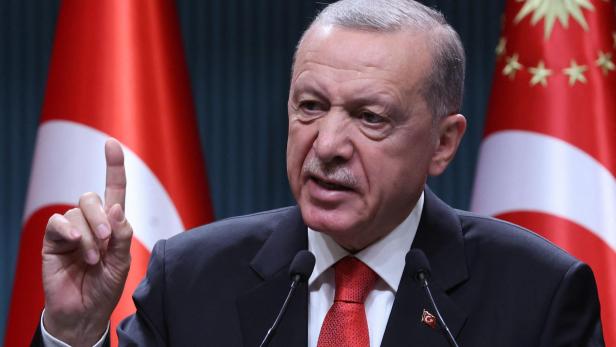 Recep Tayyip Erdoğan hält eine Rede, im Hintergrund ist eine Türkei-Fahne zu sehen
