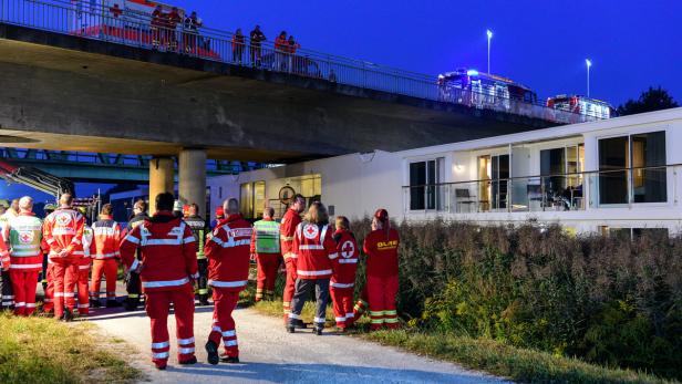 Einsatzkräfte arbeiten an der Unglücksstelle am Main-Donau-Kanal.