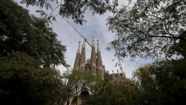 Die Sagrada Familia in Barcelona, teilweise von Bäumen verdeckt.