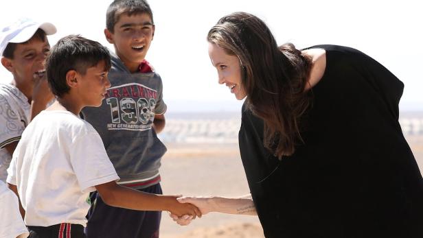 Schauspielerin Angelina Jolie ist in den letzten Jahren immer öfter in ihrer Rolle als Sondergesandte des Hohen Flüchtlingskommissars der Vereinten Nationen zu sehen. Jetzt besuchte sie ein Flüchtlingslager in Azraq, Jordanien.