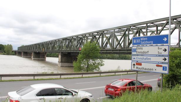 Die alte 60 Jahre alte Donaubrücke Mauthausen muss ersetzt werden