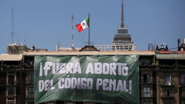 Am Frauentag am 8. März 2023 hing im Zentrum von Mexiko City ein Transparent an einer Hausfassade mit der Forderung nach der Entkriminalisierung von Abtreibungen. 