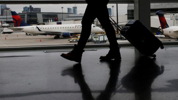 "Biologische Gefahr": Flugzeug drehte wegen Durchfalls eines Passagiers um
