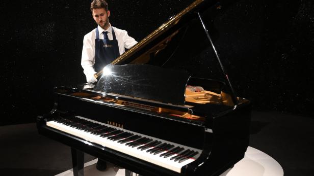 Queen Nachlass: "Bohemian Rhapsody“ Klavier für 2,2 Mio. US-Dollar versteigert