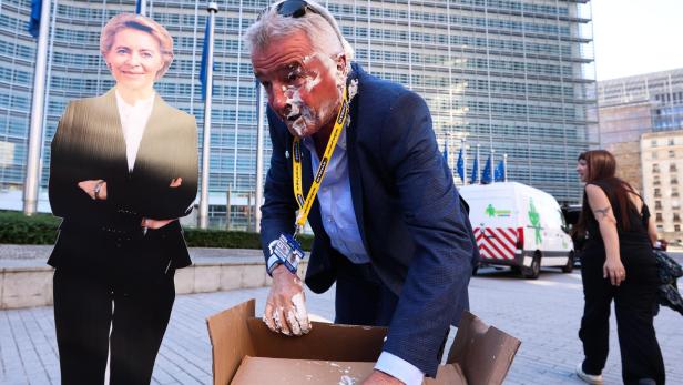 Activists throw cream pie on Ryanair CEO in Brussels
