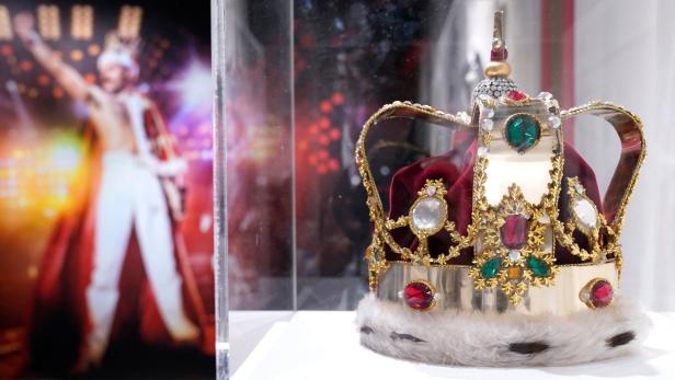 Millionenerlöse bei Auktion von Freddie Mercurys Schätzen in London