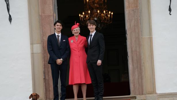 Nikolai mit seinem jüngeren Bruder Felix, der ebenfalls modelt, und seiner Großmutter, Königin Margrethe II.