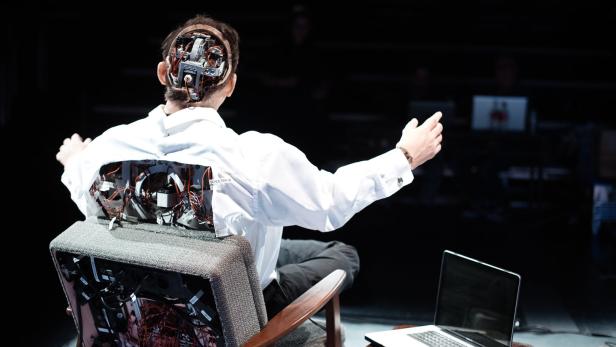 Theater rund um die KI: Melle sorgt als Roboter für Unbehagen