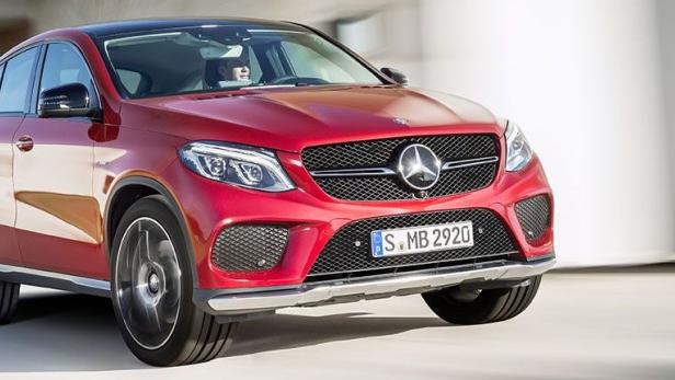 Ein roter Mercedes-Benz GLE fährt auf einer Straße.