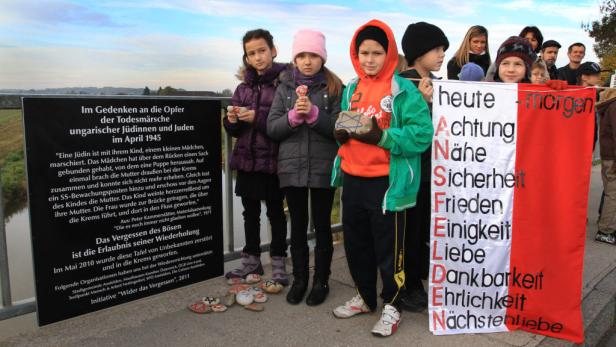 Zerstörte Mahntafel für NS-Opfer neu errichtet