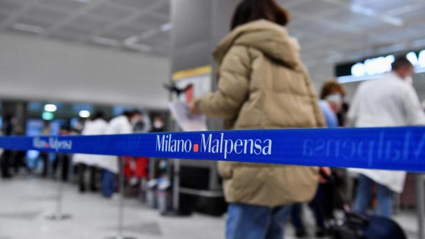 Eine Frau steht in der Schlange am Mailänder Flughafen Malpensa