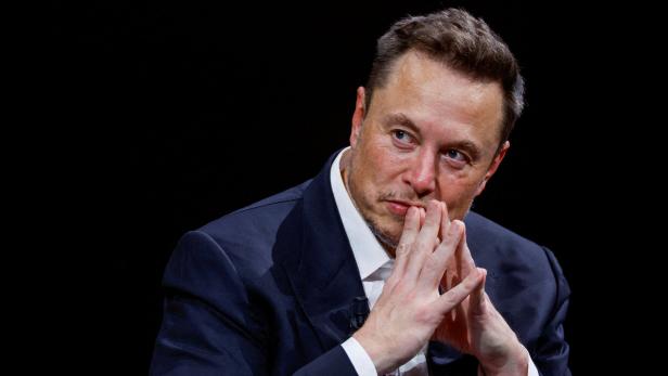 Tech-Milliardär Elon Musk sitzt bei einer Konferenz in Paris.