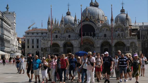 FILE PHOTO: Tourists visit Venice as the municipality prepares to charge them up to 10 Euro for entry into the lagoon city, in Venice Bis zu 5000 Euro Strafe: Strengere Regeln für Airbnb-Vermietung in Italien