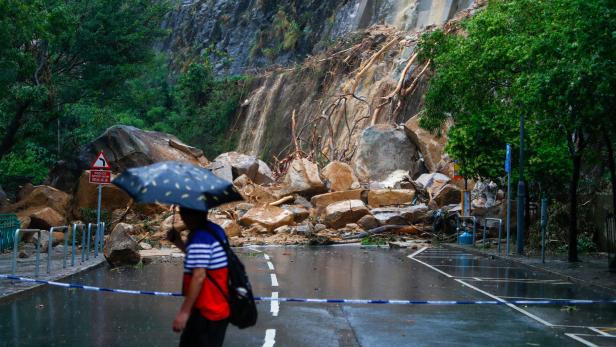 Mehr als 100 Verletzte und zwei Tote gab es in Folge der Überflutungen nach Rekord-Regenfällen in Hongkong.