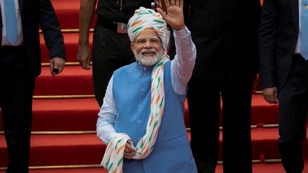 Indiens Premierminister Narendra Modi winkt seiner Bevölkerung am Unabhängigkeitstag.