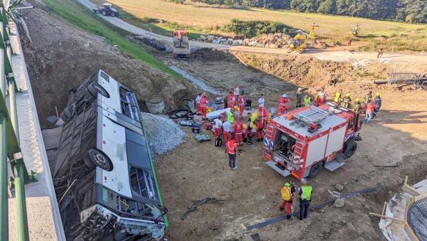 Bus bei Krems von Brücke gestürzt: Mehrere Personen verletzt