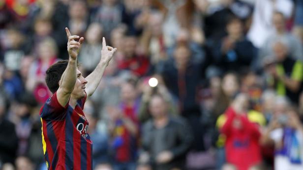 Lionel Messi trifft drei Mal gegenOsasuna. In Summe sind es bereits 371 Tore für Barcelona.