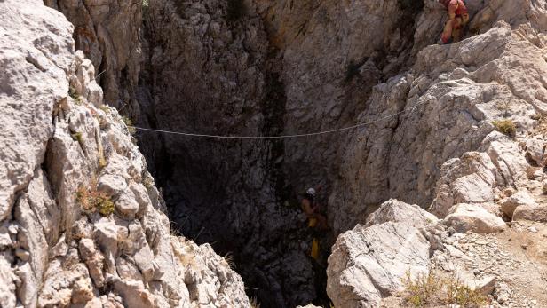 Rettungskräfte seilen sich in die Morca-Höhle in der Südtürkei ab. 