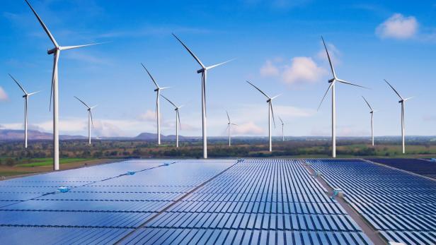 Solar panel and wind turbine farm clean energy. In der Produktion ist das Burgenland Österreichs Musterschüler