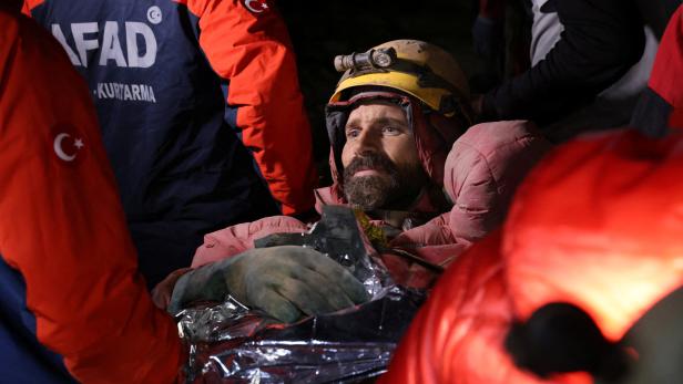 Nach neun Tagen: Erkrankter Forscher aus Höhle in Türkei gerettet