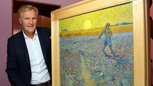 Klaus Albrecht Schröder mit Vincent van Goghs „Der Sämann“, 1888.