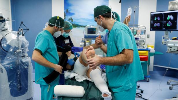 'Mako' the robot helps knee surgery operation in Rome hospital
