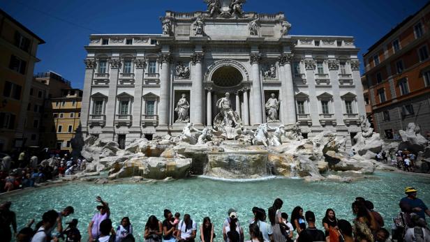 Die Fontana di Trevi in Rom mit vielen Touristen im Vordergrund.