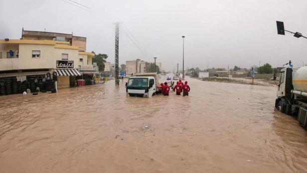 Eine überschwemmte Straße in einem Ort im Osten Lybiens