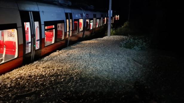 Evakuierung nach Unwetter in Tirol: Zug teilweise von Mure eingeschlossen