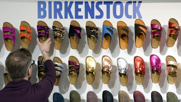 Birkenstocks hängen an der Wand