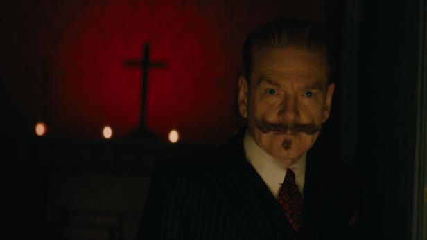 Kombiniere! Kenneth Branagh schlüpft mit sichtlicher Freude in die Rolle des Meisterdetektivs Hercule Poirot