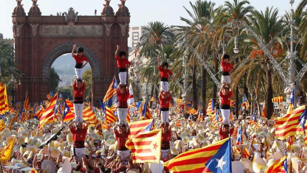 Tausende Menschen gingen am Sonntag in Barcelona auf die Straßen.