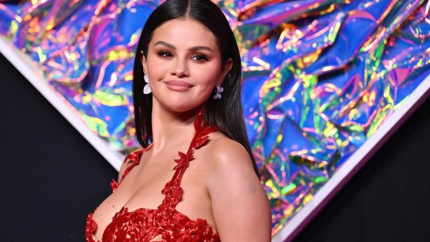 VMAs: Selena Gomez' empörte Reaktion auf Chris Browns Nominierung geht viral 