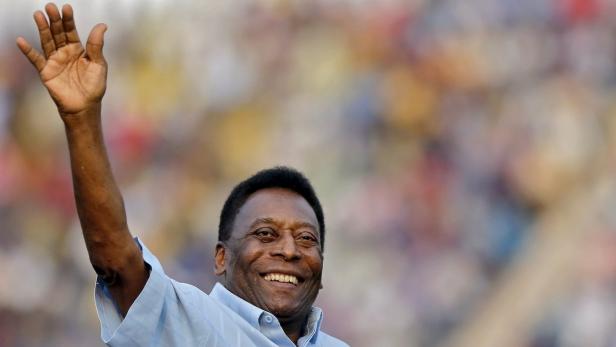 Pelé lächelt und winkt in die Menge.
