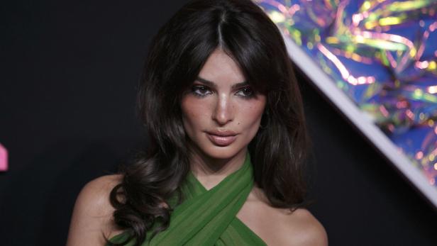 Emily Ratajkowski in einem grünen Kleid auf dem roten Teppich.