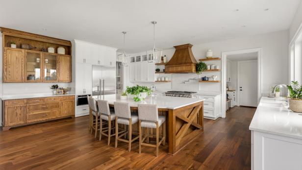 schöne Küche im Landhausstil mit viel Holz