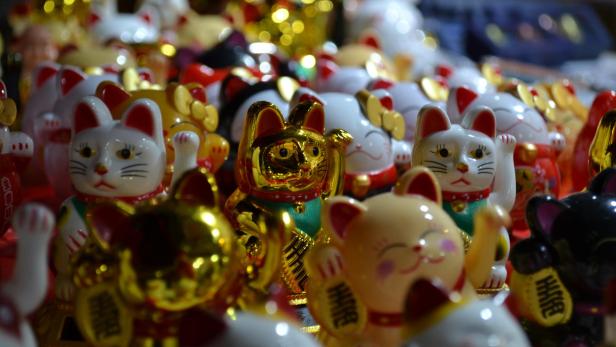 Ganz viele Winkekatzen stehen zusammen