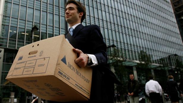 Angestellter von Lehman Brothers trägt eine Box aus der Bank raus