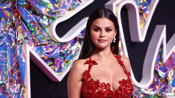Selena Gomez im roten Kleid auf den VMAs.