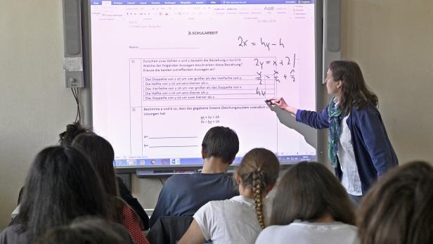 Junglehrerin im Fach Mathematik: In den MINT-Fächern ist der Mangel an Pädagogen besonders groß