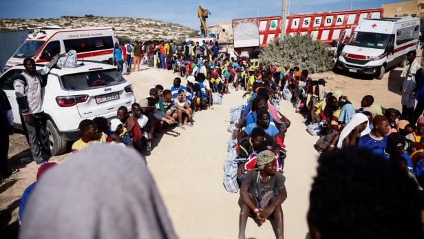 Flüchtlinge warten auf der sizilianischen Insel Lampedusa