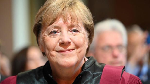 FRANCE-GERMANY-EU-POLITICS-MERKEL-AWARD